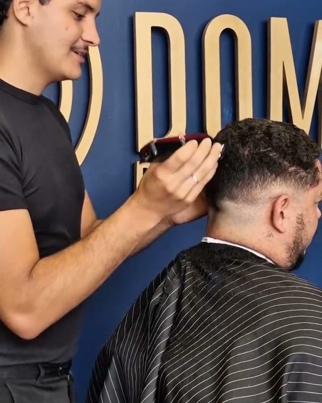 Corte na máquina diante do logo da Domen