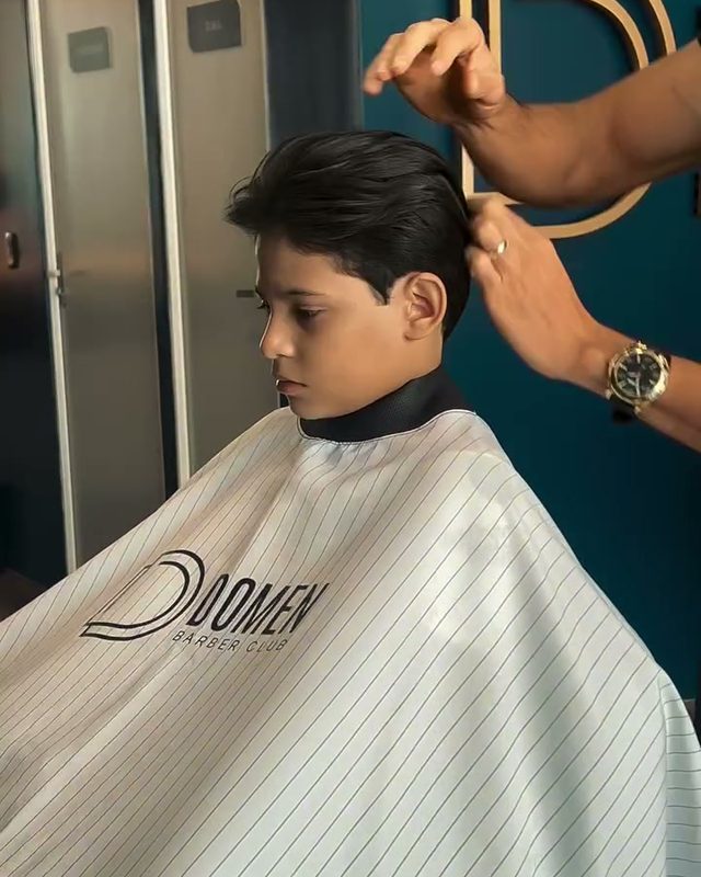 Menino cortando o cabelo na Domen